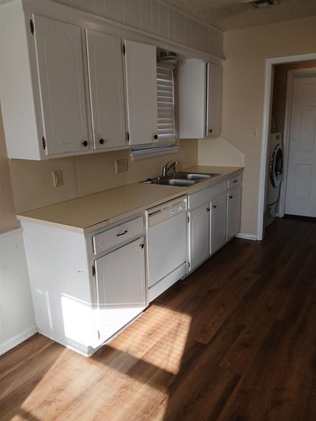 Building Photo - 119 SE Surrey Ln