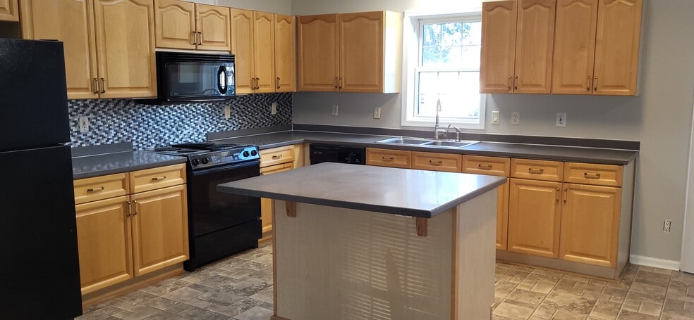 Building Photo - 338 Hicks Farm Rd