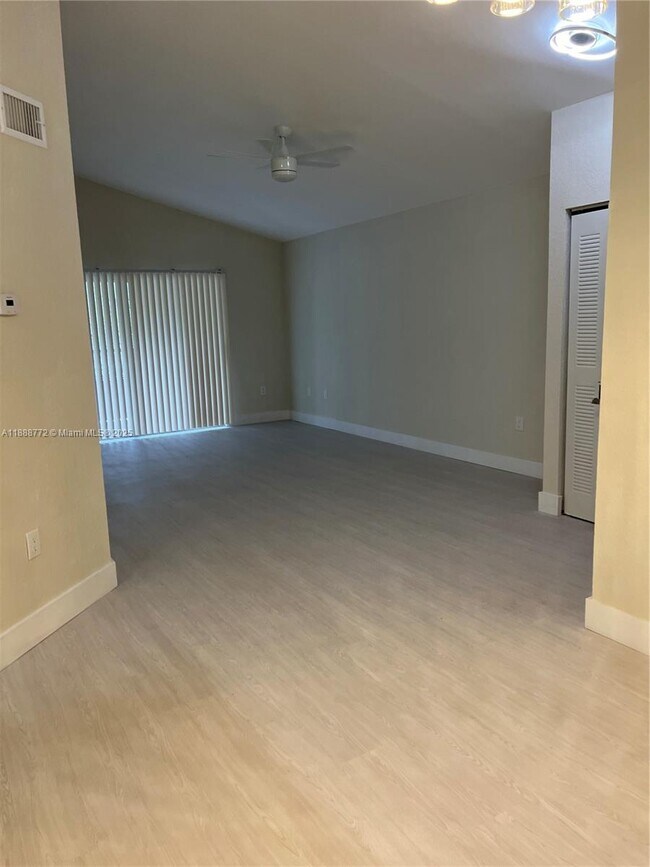 Building Photo - 2811 N Oakland Forest Dr