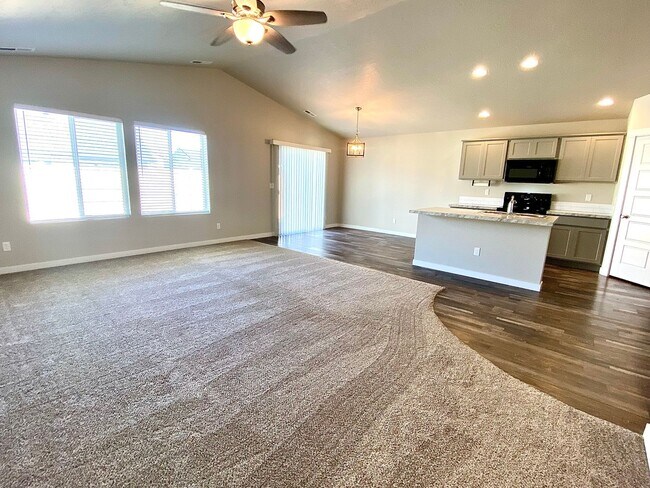 Building Photo - 3 Bedroom 2 Bath  PET FRIENDLY home in SW ...