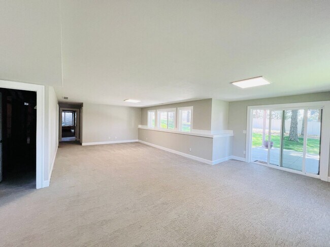 Building Photo - Luxury Rental