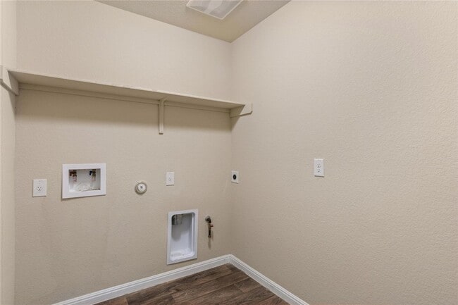 Building Photo - 10625 Menominee Falls Ln