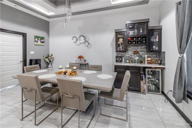 Building Photo - 30 Queens Ave