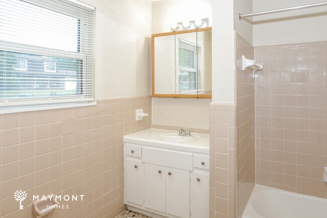 Building Photo - Charming Split-Level Home