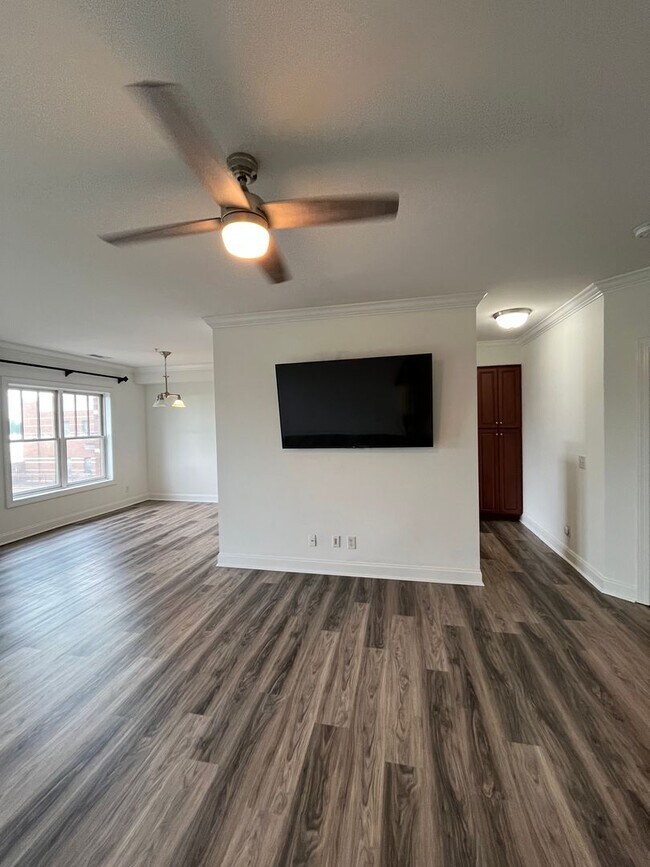 Building Photo - Modern condo  in the center of shopping , restaurants and entertainment venues.