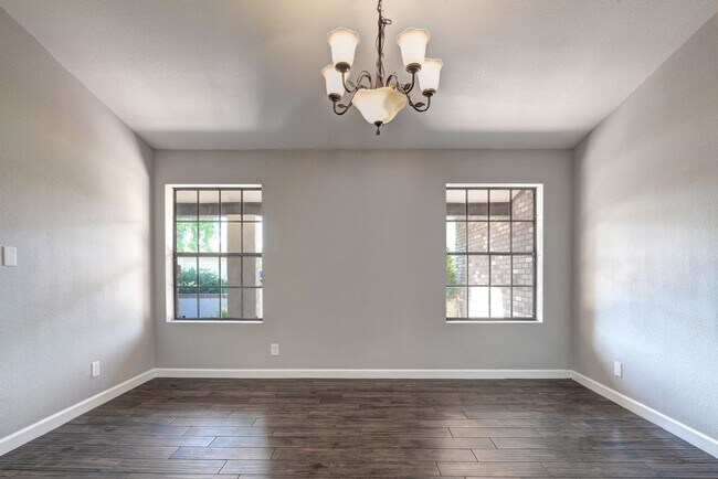 Building Photo - HUGE House In Tempe Close to ASU