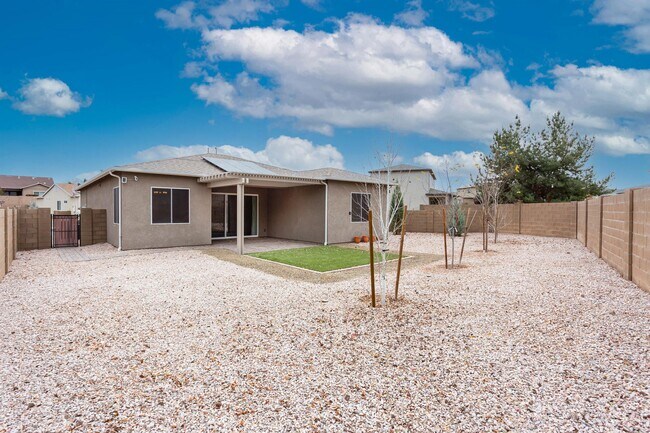 Building Photo - 926 N Gomez St