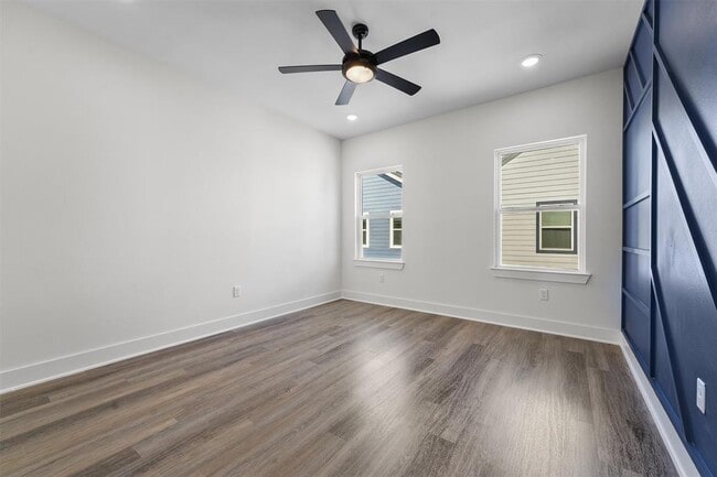 Building Photo - 855 S Victory Dr