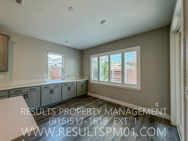 Building Photo - 587 River St