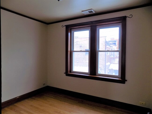 Building Photo - 328 Green Bay Rd