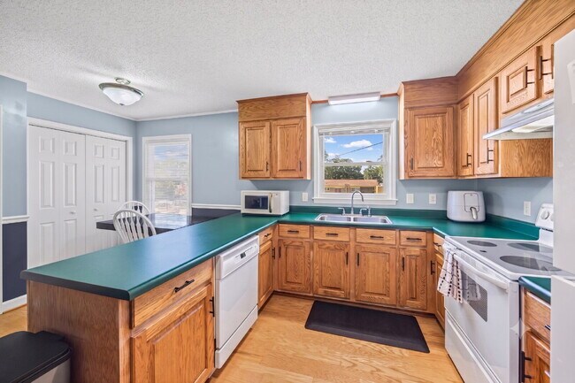 Building Photo - Charming All-Brick 3BR Home with Carport & Easy Charlotte Commute!