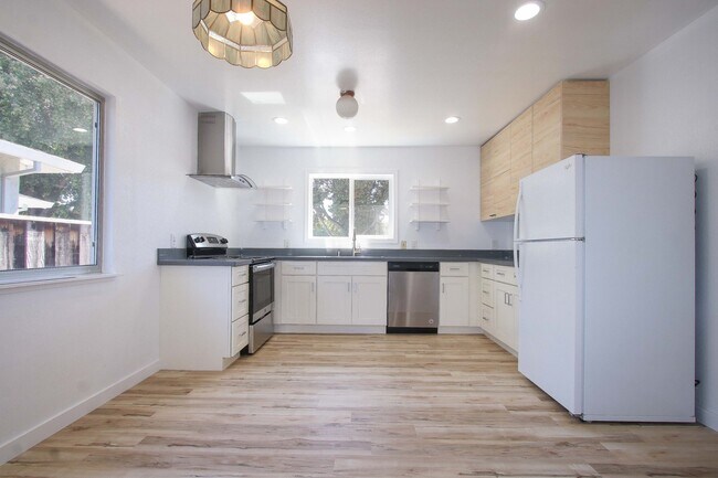 Building Photo - 577 S Eden Ave