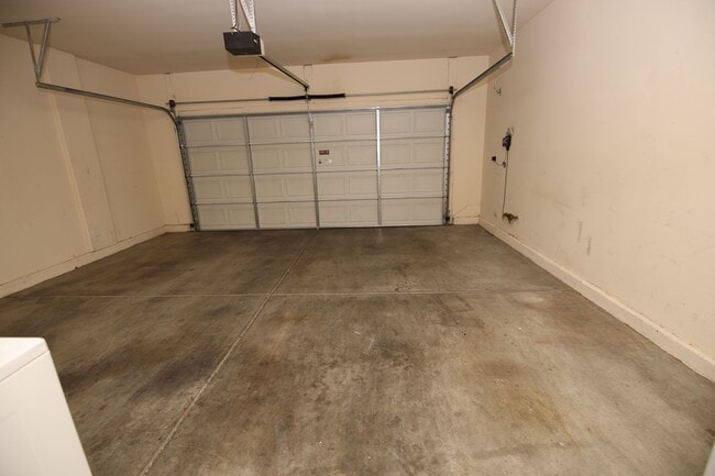 Building Photo - CLASSIC AND MOVE-IN READY 2 STORY HOME IN NORTH LAS VEGAS - 89031