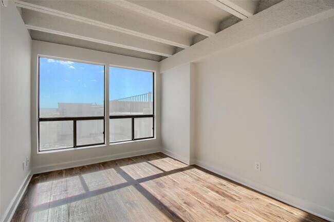 Building Photo - 5914 Lago Vista Way