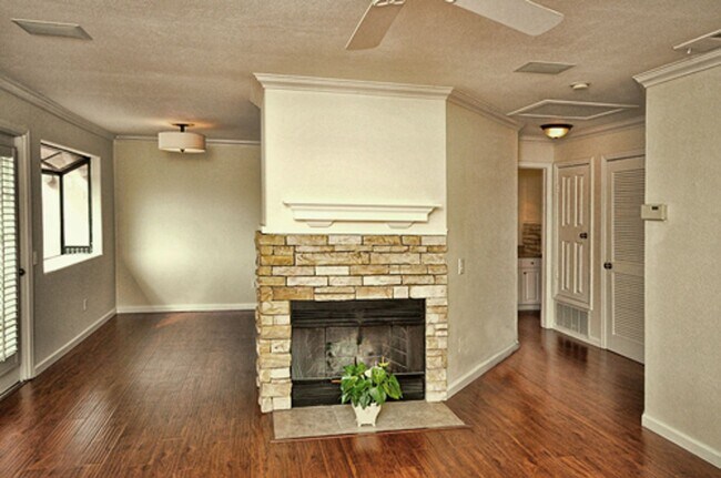 Building Photo - Immaculate Upper End 1 Bed 1 Bath Condo in...