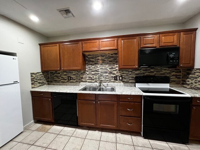 Building Photo - Two Bedroom , Two Bathroom