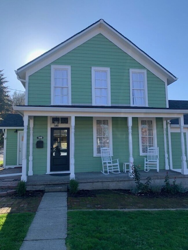 Building Photo - $2,750 Furnished or $2,550 Unfurnished, Th...