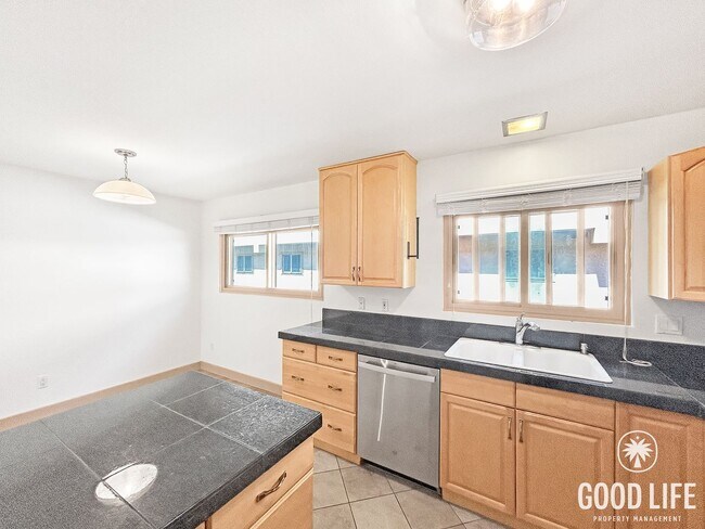 Building Photo - Beautiful 2B/1.5BA Condo W/ AC & Reserved Parking in Point Loma!