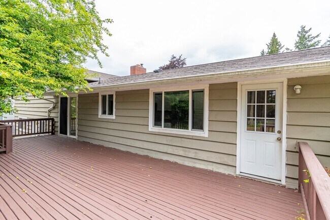Building Photo - Spacious 4 Bed 2 Bath Home