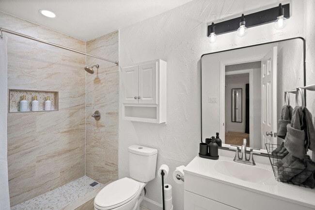 Building Photo - 3410 Country Club Dr