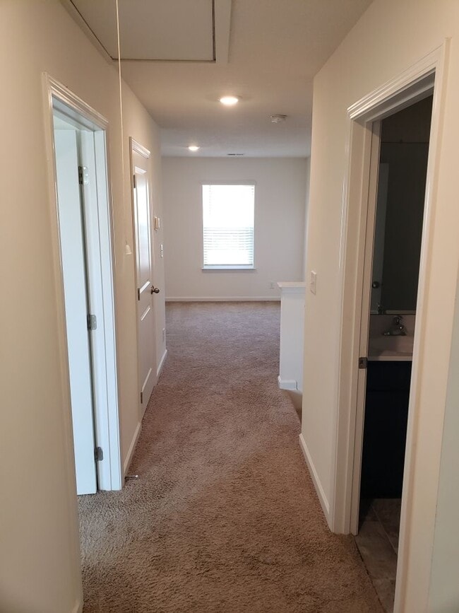 Building Photo - 3 Bedroom / 2.5 Bath Home Kingsport TN - Over 2100 Sq Foot!