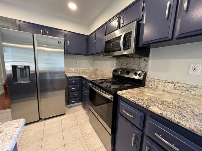 Building Photo - 2 bedroom/2 bath townhome in the heart of ...