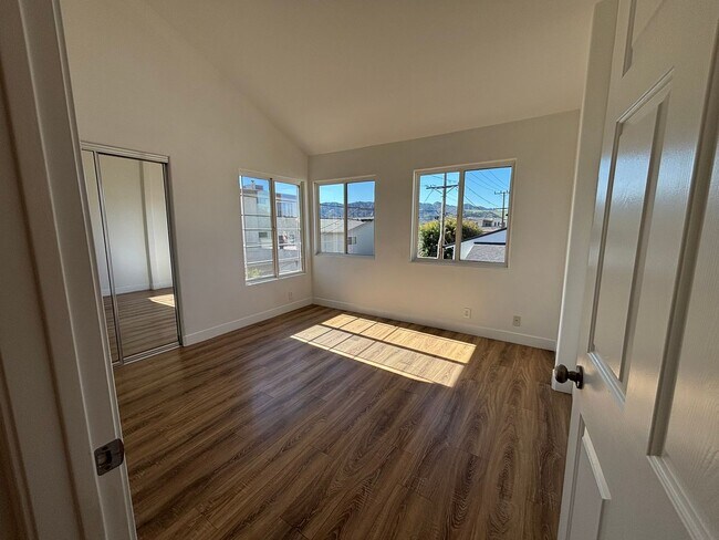 Building Photo - Remodeled 3 Bed 3 Bath Townhome for Rent in Glendale, CA
