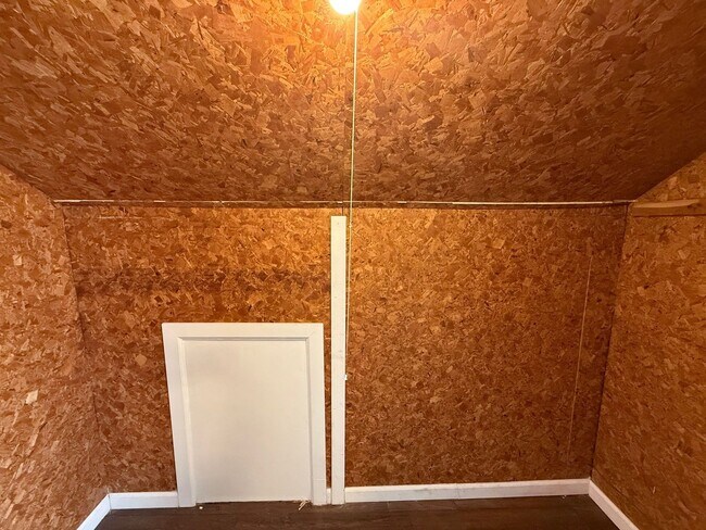 Building Photo - Renovated 3-Bedroom Home – 50% Off First M...