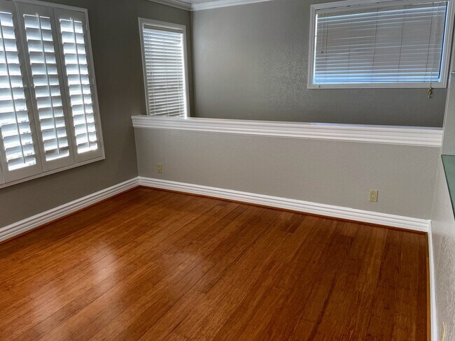 Building Photo - 2247 Martinique Ln