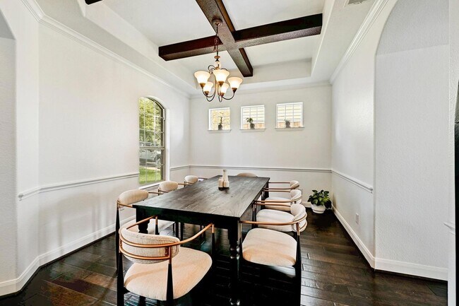 Building Photo - 4303 Woodledge Pl