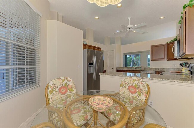 Building Photo - 549 Fallbrook Dr