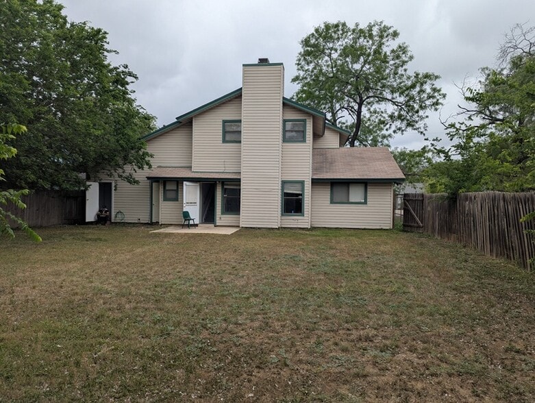 Building Photo - 2422 Ravina St