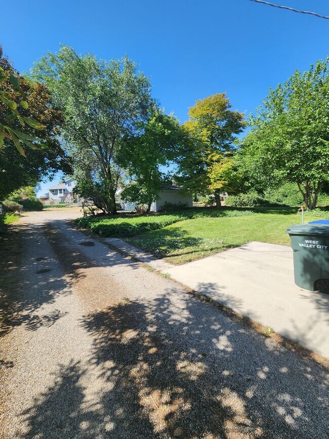 Building Photo - Three Bedroom Home; 1,800 sq ft, 2 car Garage