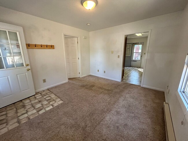 Building Photo - Cozy 2 Bedroom 1 Bath w/ all amenities and...