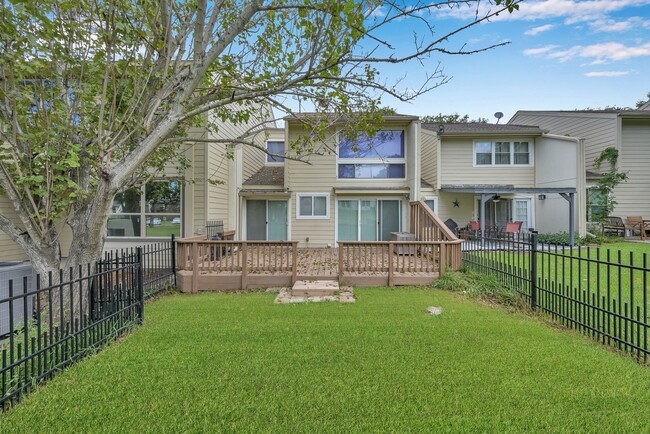 Building Photo - Inviting Townhouse in Walden