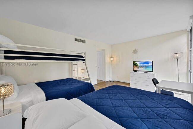 Building Photo - 3101 N Country Club Dr