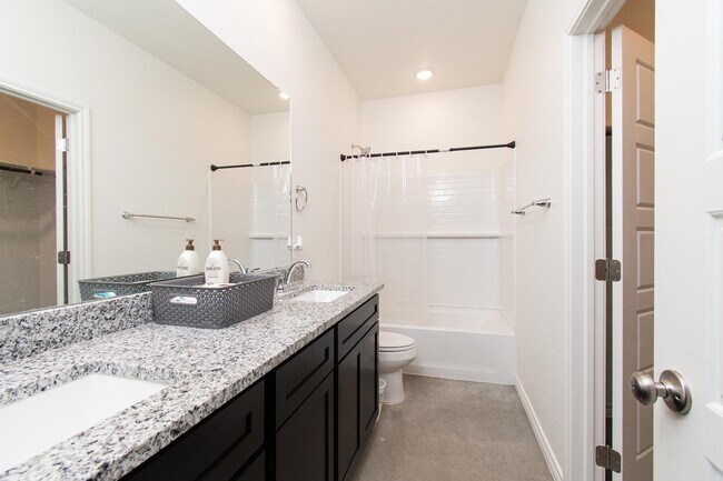 Building Photo - 624 Pacific Crest Trl