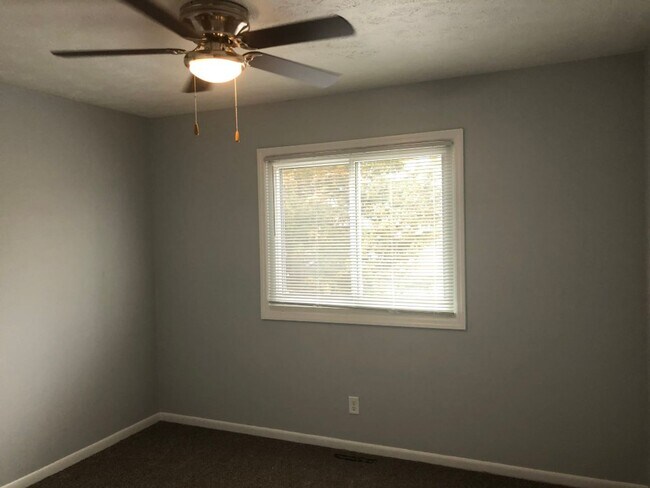 Building Photo - Home For Rent Bellevue.