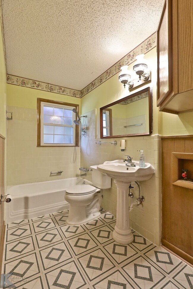 Building Photo - 3 bed/1.5 bath, 2 living home
