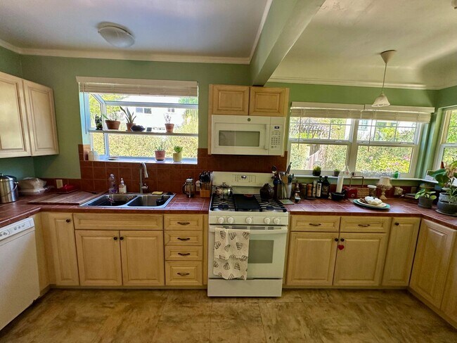 Building Photo - Welcome to this charming 2-bedroom, 2-bath...