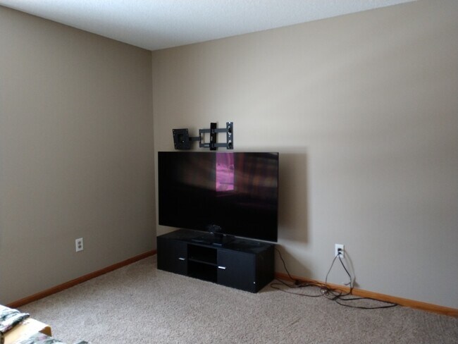 Building Photo - Corner Lot Townhouse on Cul de Sac