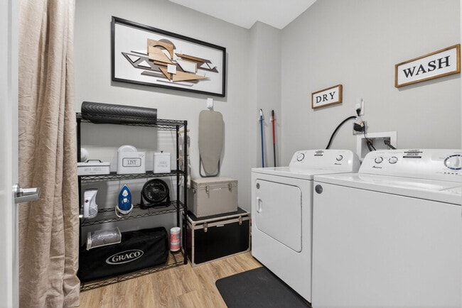 Building Photo - 1424 N Park Pl