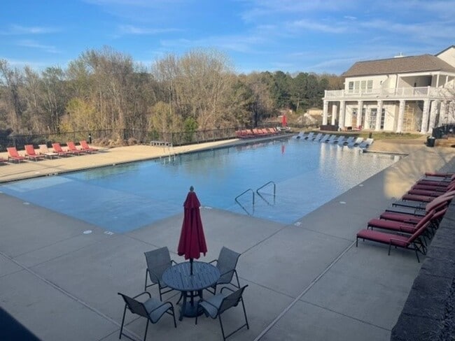 Building Photo - 4BD/4BA FURNISHED ROWANDALE UNIT