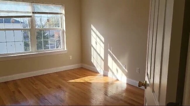 Building Photo - 518 New York Ave