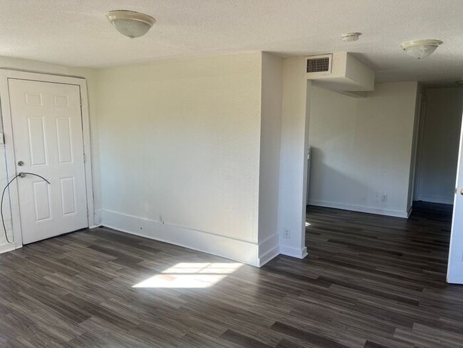 Building Photo - Newly Remodeled 2 Bedroom 1 Bath *Water In...