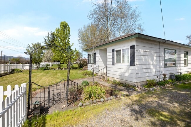 Building Photo - 1922 Scenic Ave