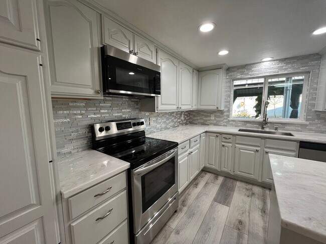 Building Photo - 12580 Fairoaks Ln