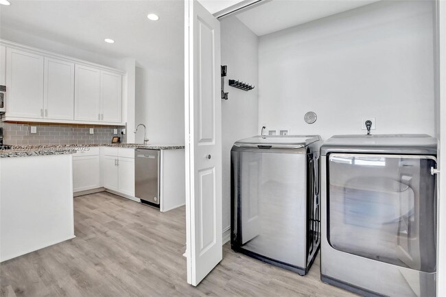 Building Photo - 11549 SW 13th Ct