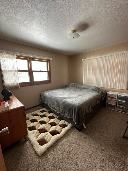 Building Photo - 413 Merriam Ave S