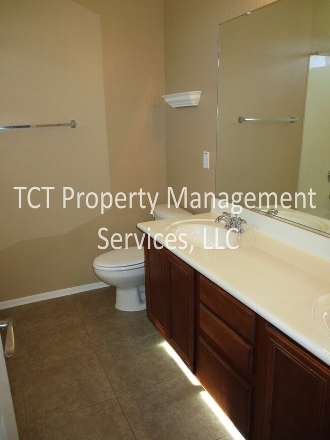 Building Photo - Beautiful Home in Shamrock Estates!